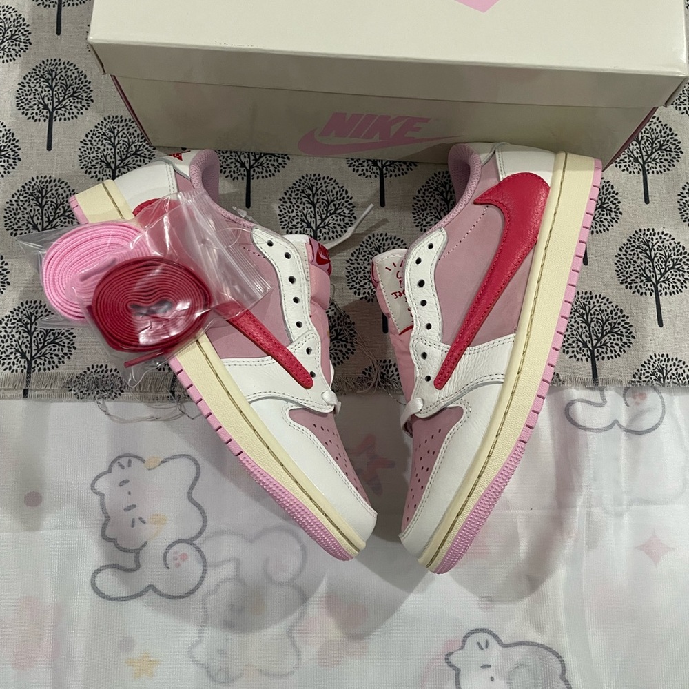 Travis Scott Women’s Low-Top Sneakers — Light Pink & Hot Pink & White - Picture 2 of 8